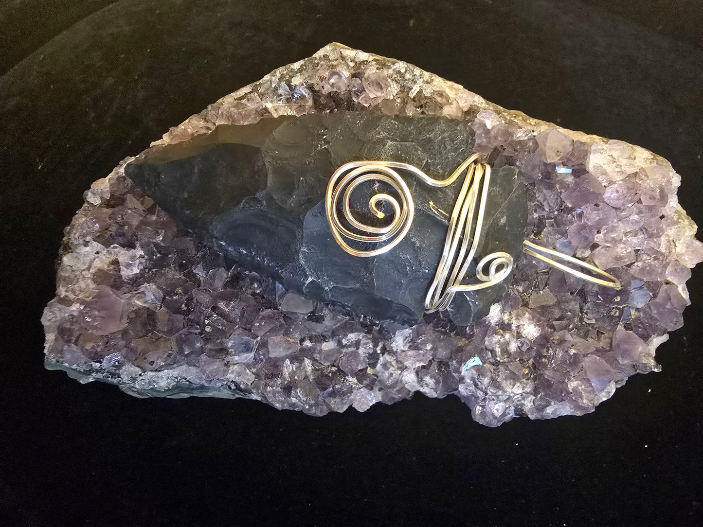 "Echo of the Earth" – Flint Arrowhead Pendant