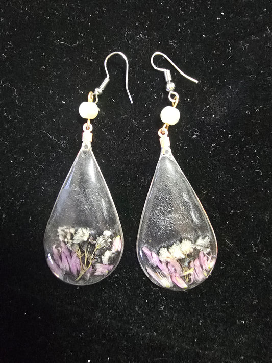 Teardrop Resin Earrings with Dried Flowers – Nature-Inspired Elegance