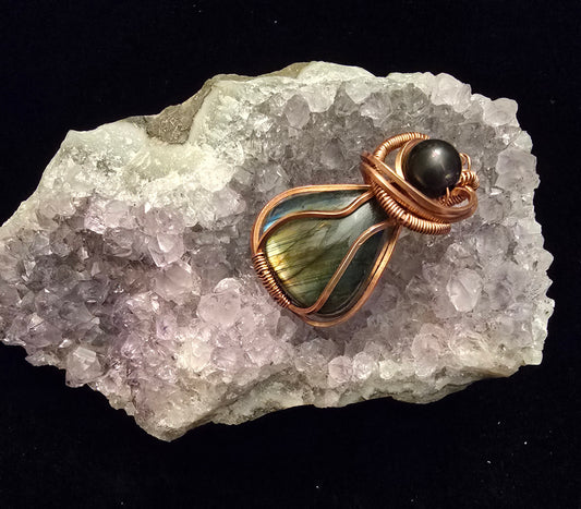 🌒 Labradorite & Faux Pearl Copper Pendant – “Mystic Glow” Collection