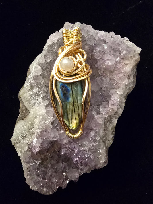 Labradorite & Pearl Wire-Wrapped Pendant – Gold-Tone Elegance