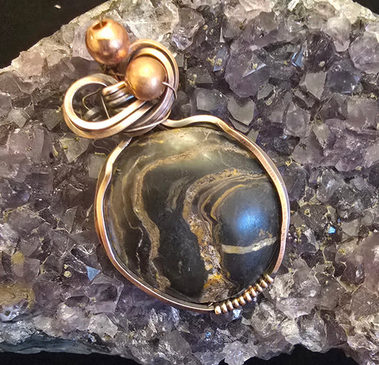 🌑 Earthflow Copper Pendant – "Stone of Ancient Currents"